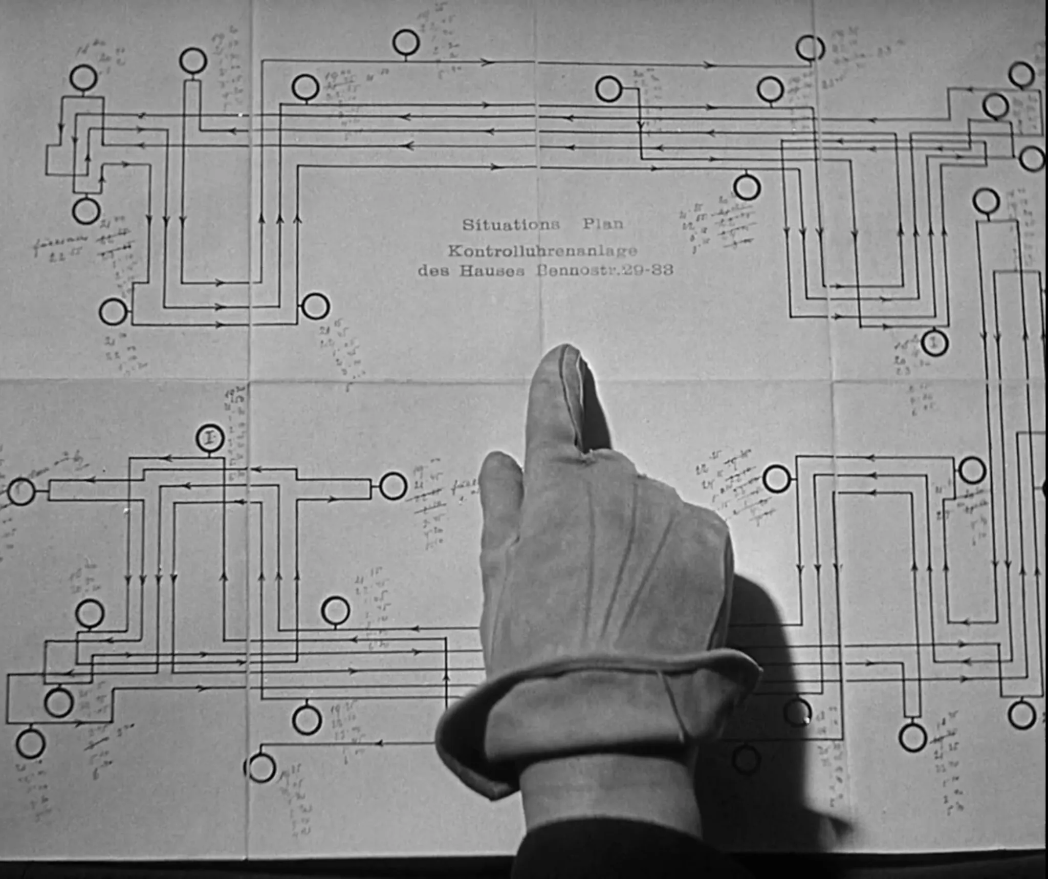 The hand on a map during the search for Hans Beckert in M (Fritz Lang, 1931)